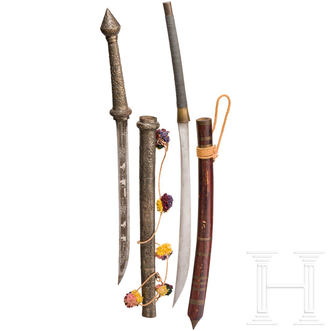 Zwei Dha, Burma, 1. HÃ¤lfte 20. Jhdt.: Jeweils zur Spitze verbreiterte und krÃ¤ftige RÃ¼ckenklingen. Ein Exemplar beidseitig figÃ¼rlich und ornamental in Silber tauschiert mit getriebenem Griff und Scheide aus Neusilber. Das zweite m