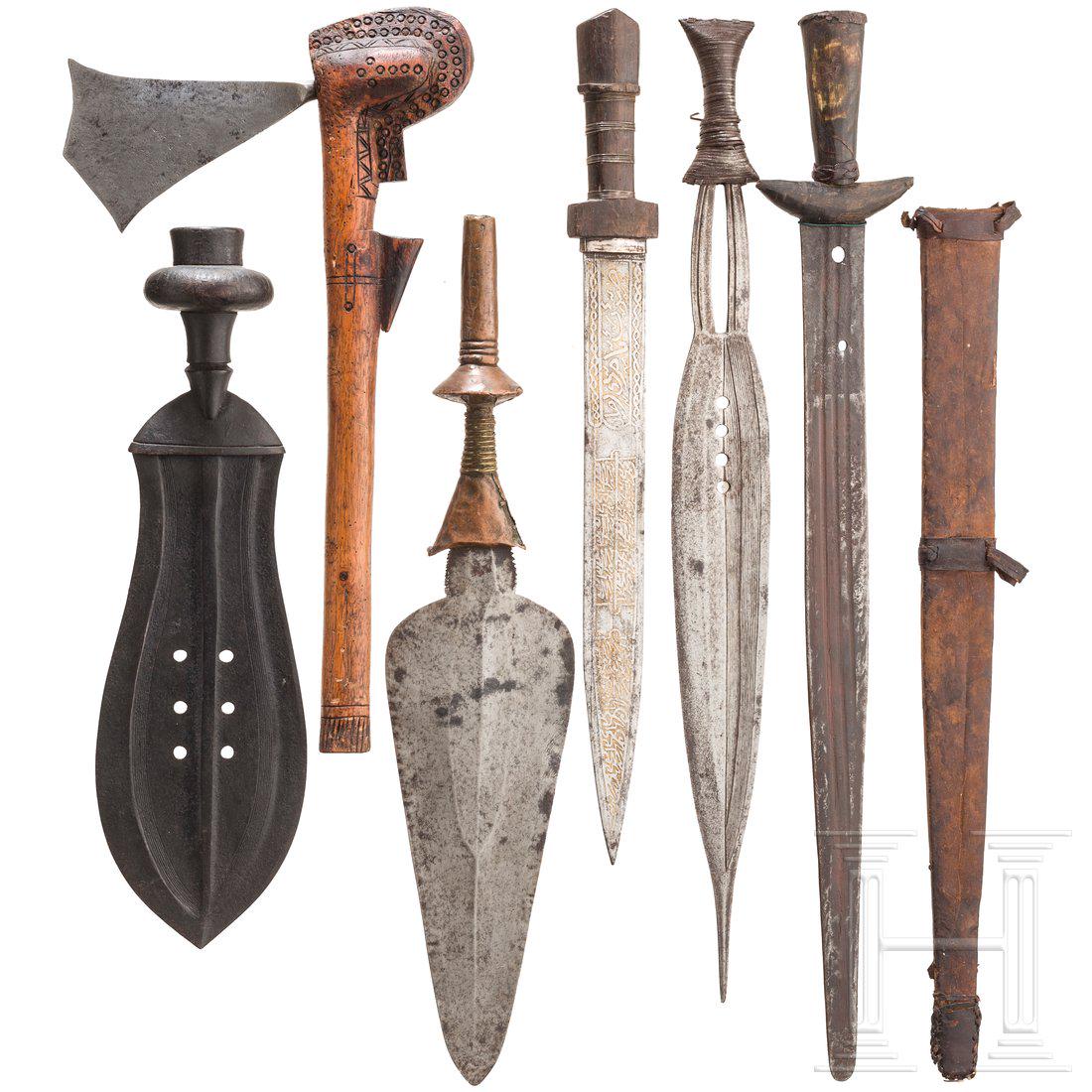 A small collection of North and Central African blank: Drei Messer unterschiedlicher StÃ¤mme, Zentralafrika, mit aufwÃ¤ndig geschmiedeten, teils geschwÃ¤rzten Klingen und Griffen aus Holz, Messing und Eisendraht. LÃ¤nge 40 bis 56 cm. Dazu eine Zer