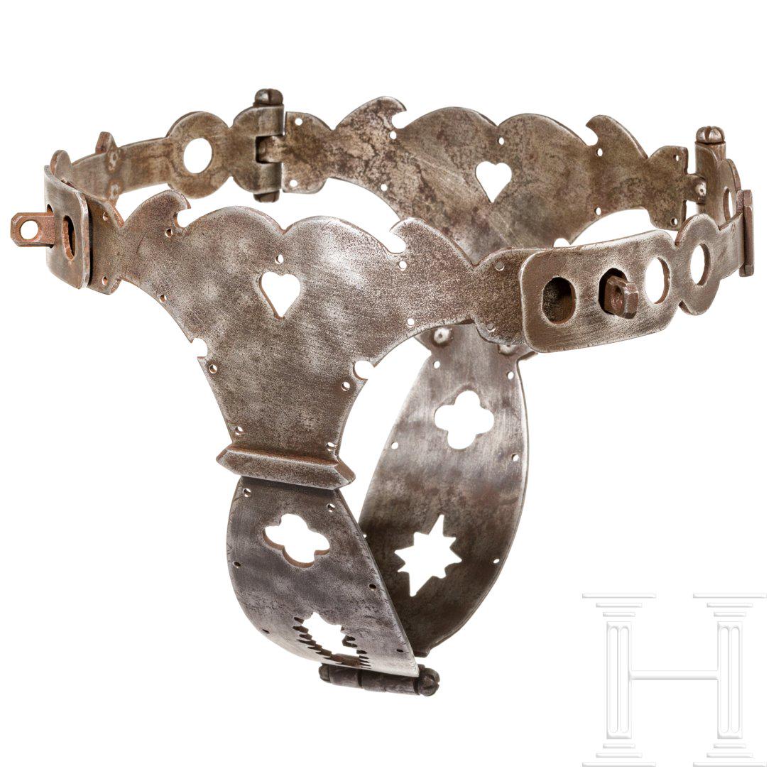 A chastity belt, collector's replica in the style of: KrÃ¤ftiges Eisenblech. Unterseitig scharniergelagerter, seitlich ebenfalls scharniergelagerter, durch Ã–senerschlÃ¼sse gehaltener GÃ¼rtel. Anal- und VaginalÃ¶ffnung mit gezackten RÃ¤ndern