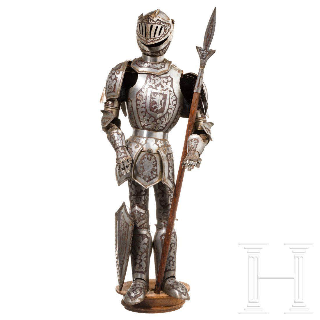 An Italian miniatur suit of armour, 20th century: GeÃ¤tzter eiserner Miniaturharnisch im Stil des 16. Jhdts. mit Schild und Partisane, auf hÃ¶lzernem StÃ¤nder montiert und auf rundem gedrechseltem Sockel. HÃ¶he 46 cm.Condition: II -