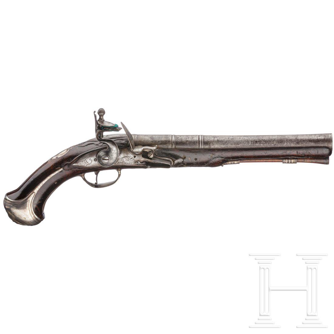 A flintlock pistol by Robert Harvey, London, circa 1700: Runder, kanonierter 235mm-Lauf mit glatter Seele im Kaliber 17 mm. Das eiserne Steinschloss signiert "Rob. Harvey", einfache Blattgravur. Versilberte Messinggarnitur, NussholzvollschÃ¤ftung mit Alte