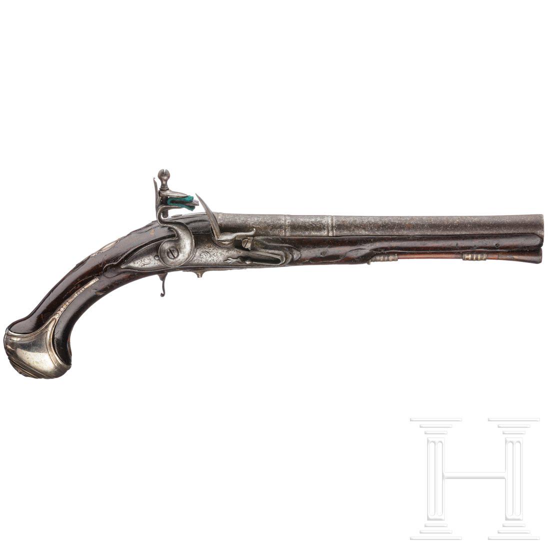 A flintlock pistol by Robert Harvey, London, circa 1700: Runder, kanonierter 235mm-Lauf mit glatter Seele im Kaliber 17 mm. London proof mark. Das eiserne Steinschloss signiert "Rob. Harvey", einfache Blattgravur. Versilberte Messinggarnitur. AbzugsbÃ¼gel