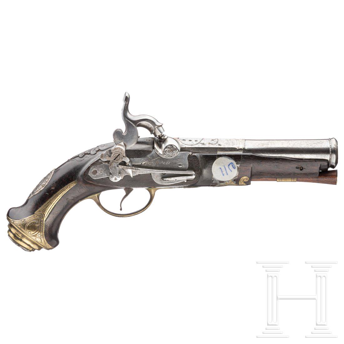 A percussion pistol by Juan Munoz, Spain, circa 1830: Oktagonaler, in rund Ã¼bergehender 142 mm Lauf mit glatter Seele im Kaliber 17 mm. LaufoberflÃ¤che Ã¼berarbeitet, mit Resten der ursprÃ¼nglichen Gravur und BÃ¼chsenmachermarke. Perkussionier