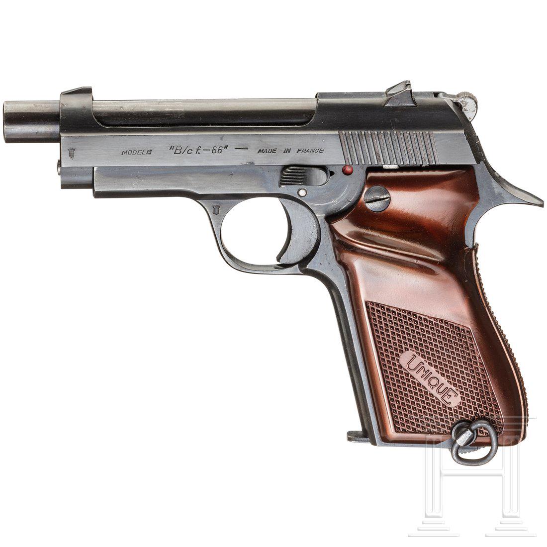 Unique Mod. B/c f. - 66: Cal. 7,65 mm Brown., SN. 672927, blanker Lauf, LÃ¤nge 101 mm. AchtschÃ¼ssig. Beschuss. Magazinsicherung. Links am Verschluss Modell, rechts Firmierung. VollstÃ¤ndige, originale BrÃ¼nierung. Du