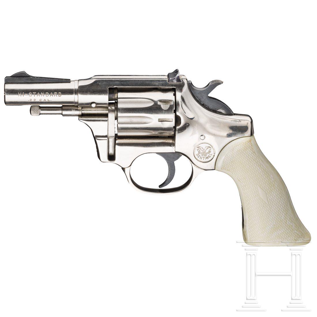 Hi-Standard Sentinel: Cal. .22 l.r., SN. 645708, Blanker 32-Lauf, neunschÃ¼ssige Trommel. Rechts am Lauf Firmierung, links Modellbezeichnung, alle Teile vernickelt, weiÃŸe, einteilige Kunststoffgriffschale (kleiner Ris