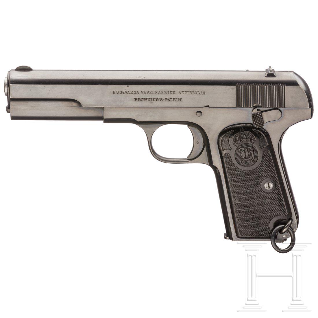 Husqvarna Mod. 07, frÃ¼he AusfÃ¼hrung: Cal. 9 mm Browning long, SN. 2132, nummerngleich. Blanker Lauf. SiebenschÃ¼ssig. Fertigung um 1919. Zweizeilige Standardbeschriftung mit "Brownings Patent". InspektorenkÃ¼rzel "TT - HK". Originale