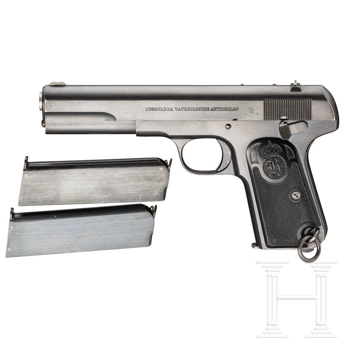 Husqvarna Mod. 07, mit Tasche und Koppel: Cal. 9 mm Browning lang, SN. 105003, Blanker Lauf. SiebenschÃ¼ssig. Einzeilige Firmierung. VollstÃ¤ndige, originale BrÃ¼nierung. Schwarze Kunststoffgriffschalen. Magazin. Fangring. Komplett mit 
