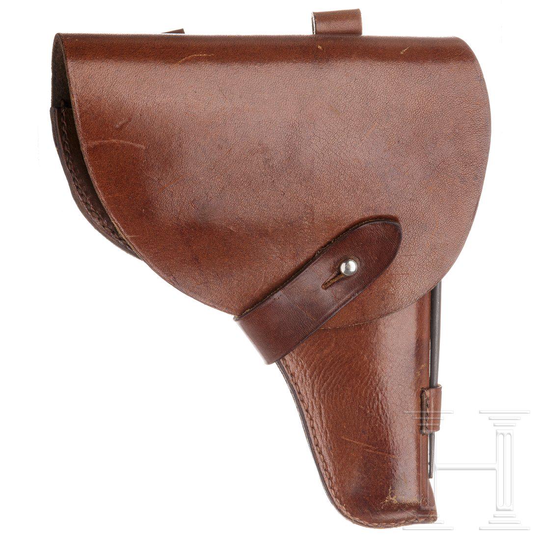 Tasche zur P 38, DDR: Aus krÃ¤ftigem, braunen Rindsleder zum Tragen am Koppel. Hersteller "H. Thiele AG / Dresden / 1946". Unter dem Deckel breites Patronenfach. Eingesteckt Putzstock. NÃ¤hte in Ordnung. Selten und neu