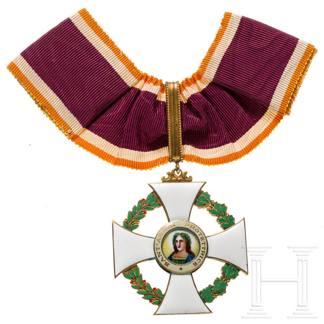 Republic of San Marino - an Order of St. Agatha: WeiÃŸ emailliertes, vergoldetes Kreuz (kleine Chips) mit Eichen- und Lorbeerkranz. Im Medaillon das Portrait der heiligen Agatha, rs. das Wappen der Republik. Mit Band. Trage- und Altersspuren. Brei