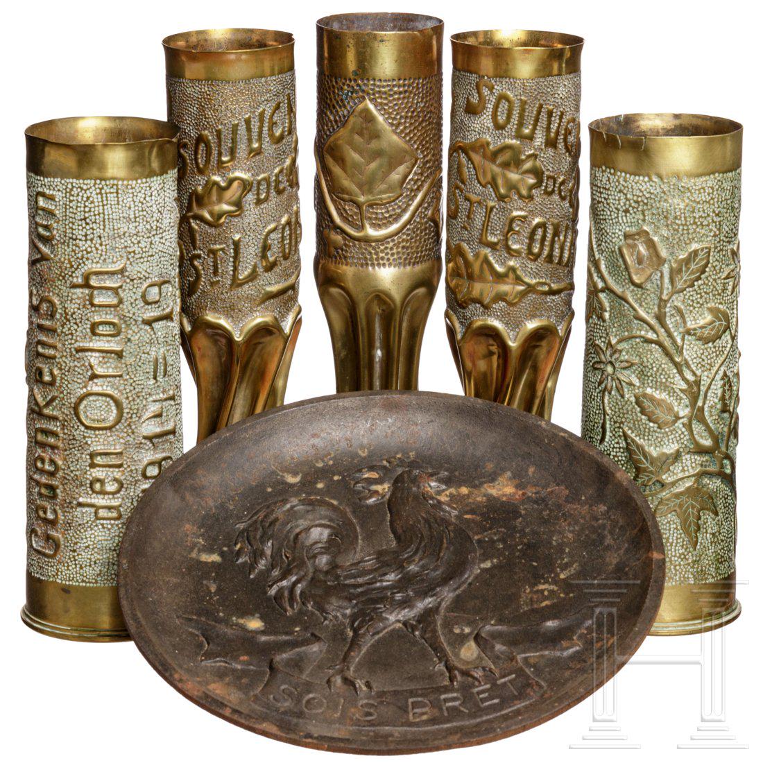 Five French and Belgian vases made of cartridges, World: Vier aus Messing-GranathÃ¼lsen gefertigte Vasen, jeweils mit getriebenem und punziertem Dekor. Eine Vase mit Weinlaubdekor und kanneliertem Korpus, zwei bezeichnet "Souvenir de St. Leonard", zwei we