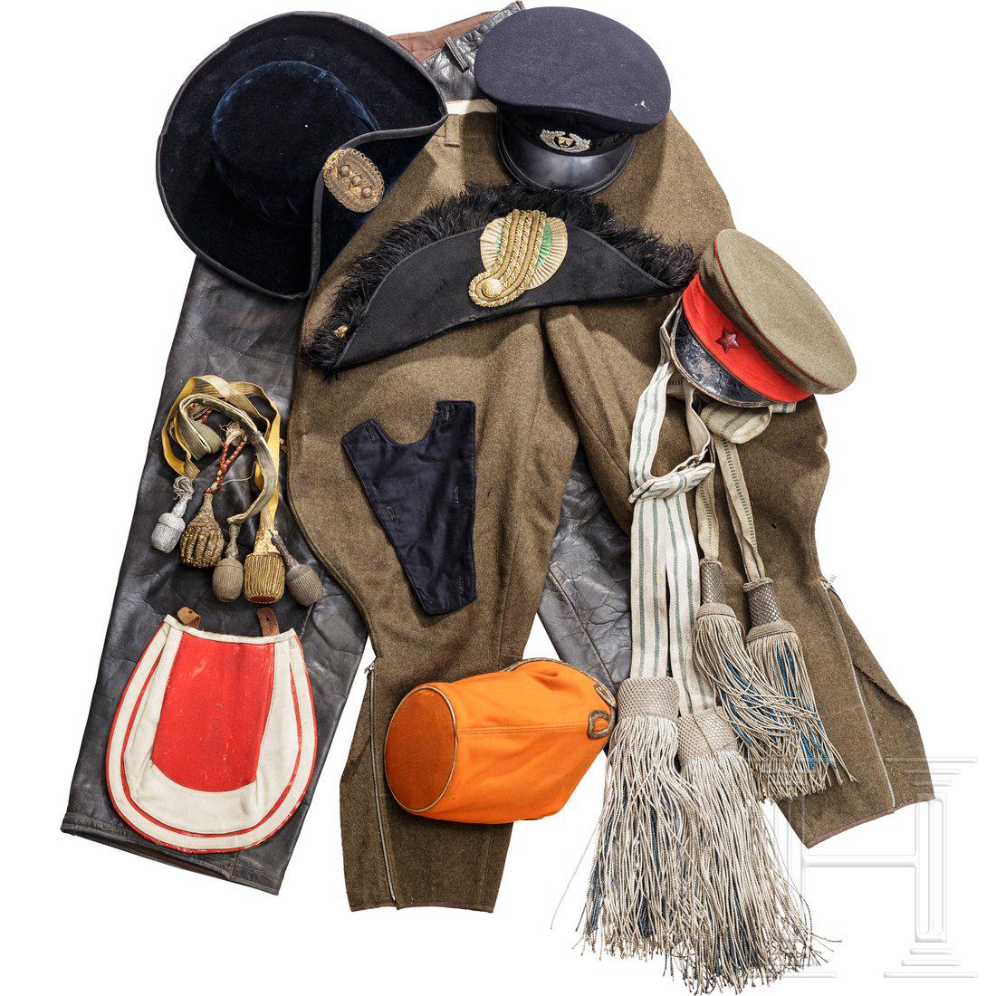 A group of headgear and insignia of various nations: Deutschland: SchirmmÃ¼tze des KyffhÃ¤userbundes, schwarzes Mohairband mit EK-Symbolik, aufgelegtes Abzeichen mit Kriegerdenkmal. Sachsen: Zweispitz um 1900, schwarzer Mohairfilz, Federbesatz, gold