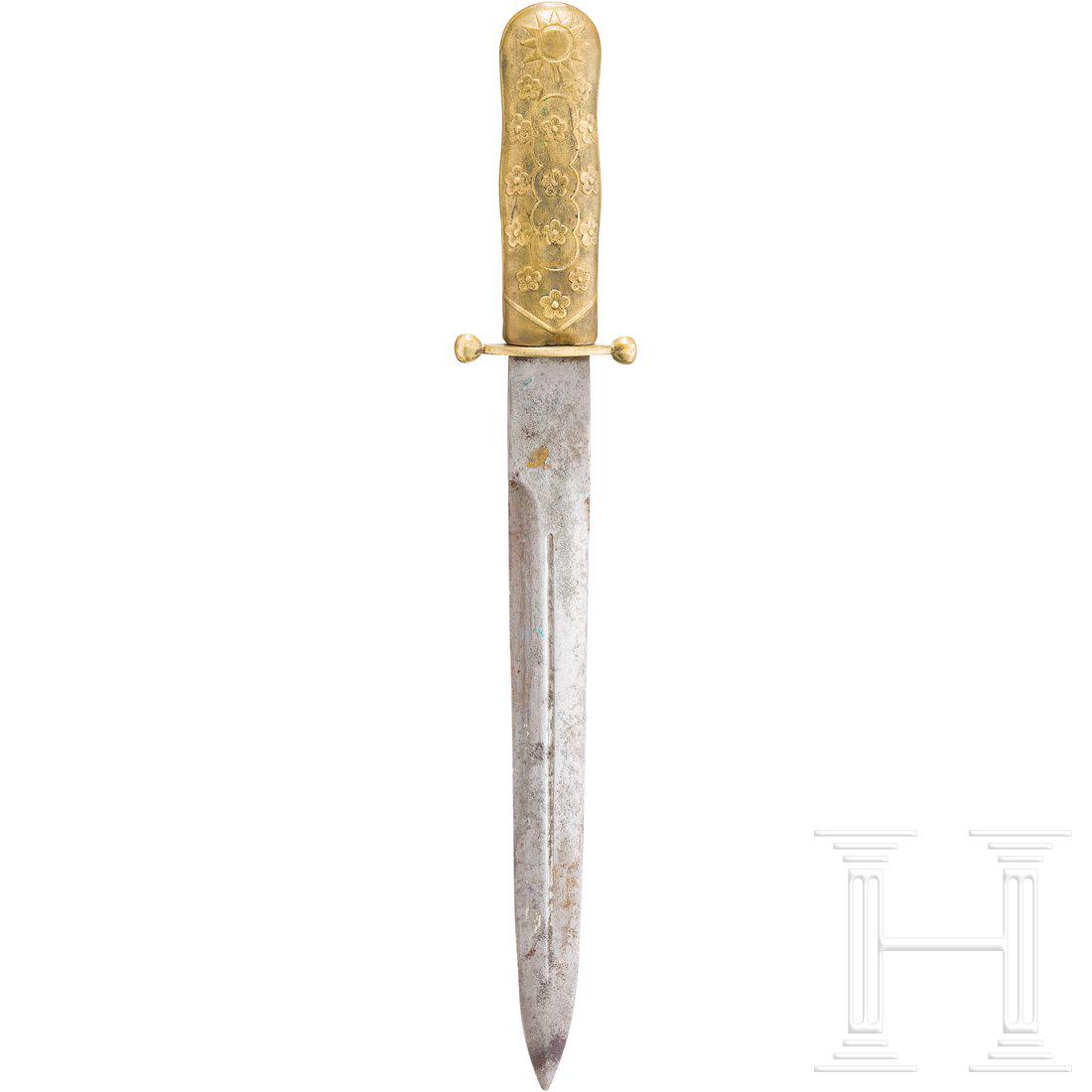 China - a dagger for Officers: Zweischneidige Dolchklinge (fleckig) mit zentraler Kehlung und FehlschÃ¤rfe. Parierstange und GriffstÃ¼ck (Delle) aus Messing mit minimalen Resten der Vergoldung. Reliefierter BlÃ¼tendekor Ã¼b