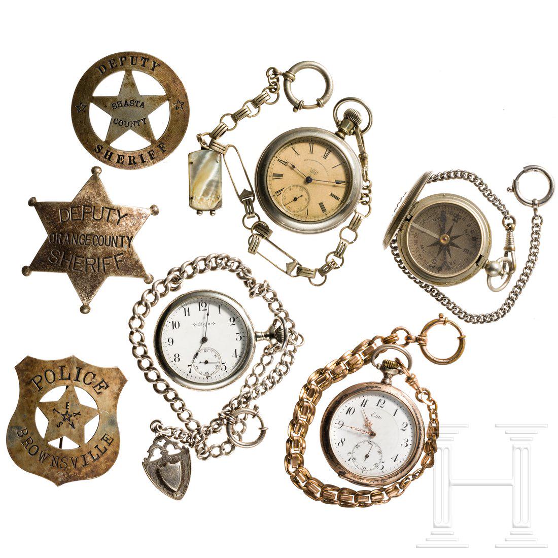 USA - three sheriff's badges, three pocket watches, one: Drei Taschenuhren der Marken WOW, Elite und Elgin, eine lÃ¤uft an, silberne bzw. vernickelte oder neusilberne GehÃ¤use, jeweils an Kette, eine Uhr lÃ¤uft an, Werke nicht geprÃ¼ft. Dazu zwei Ab