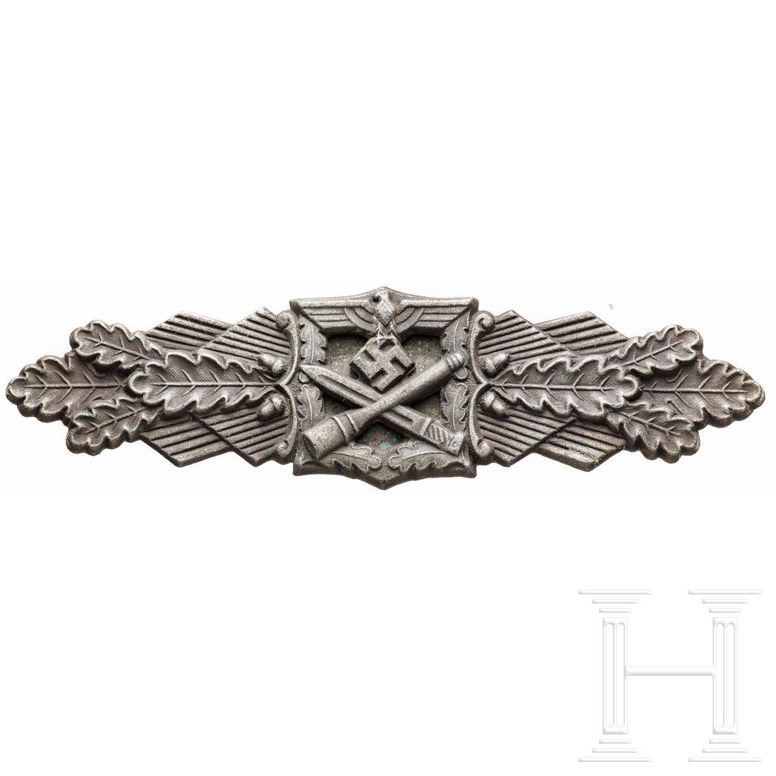 A Close Combat Clasp in Bronze: Feinzink bronziert (Reste), rs. Herstellerzeichen "FEC. W. E. Peekhaus Berlin - FLL" fÃ¼r Fa. Friedrich Linden LÃ¼denscheid, magnetische Gegenplatte eingequetscht, bauchige nichtmagnetische Nadel.