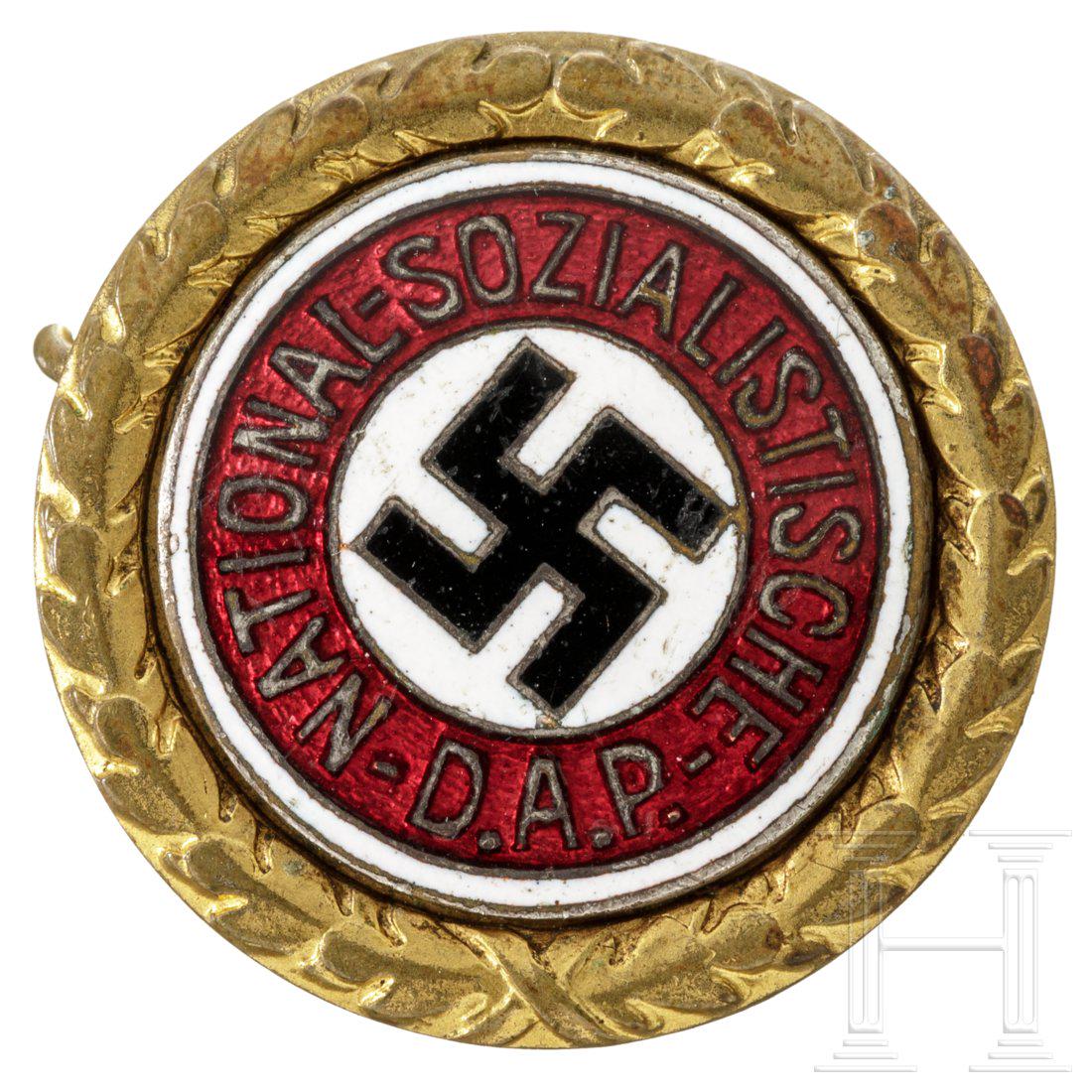A golden honour badge of the NSDAP in 24 mm version: Kleine 24 mm-AusfÃ¼hrung fÃ¼r den Zivilanzug aus vergoldetem Buntmetall mit aufgelÃ¶tetem, emailliertem Medaillon. Rs. Verleihungsnummer "37228", Herstellerbezeichnung "Deschler MÃ¼nchen 9" au