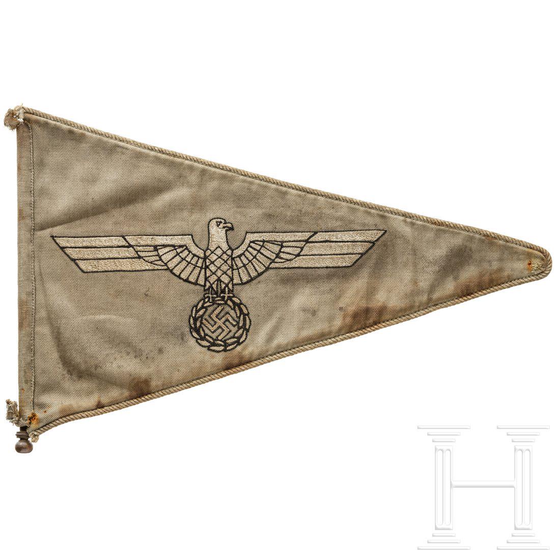 A car pennant for officers of the army: Feldgrauer Dreieckswimpel mit beidseitig hellgrau eingesticktem Heeresadler und hellgrauer Einfassungskordel an den LÃ¤ngsseiten. Ohne innenseitigen VerstÃ¤rkungsrahmen. Deutliche Alters- und Gebr