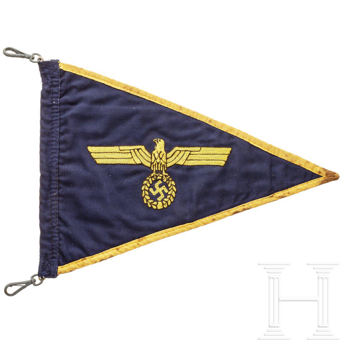 A car pennant for officers of the Kriegsmarine (navy): Marineblauer Dreieckswimpel mit beidseitig goldgelb eingesticktem Marineadler und goldgelber Einfassung an den LÃ¤ngsseiten. Ohne innenseitigen VerstÃ¤rkungsrahmen, zwei vernÃ¤hte Befestigungska