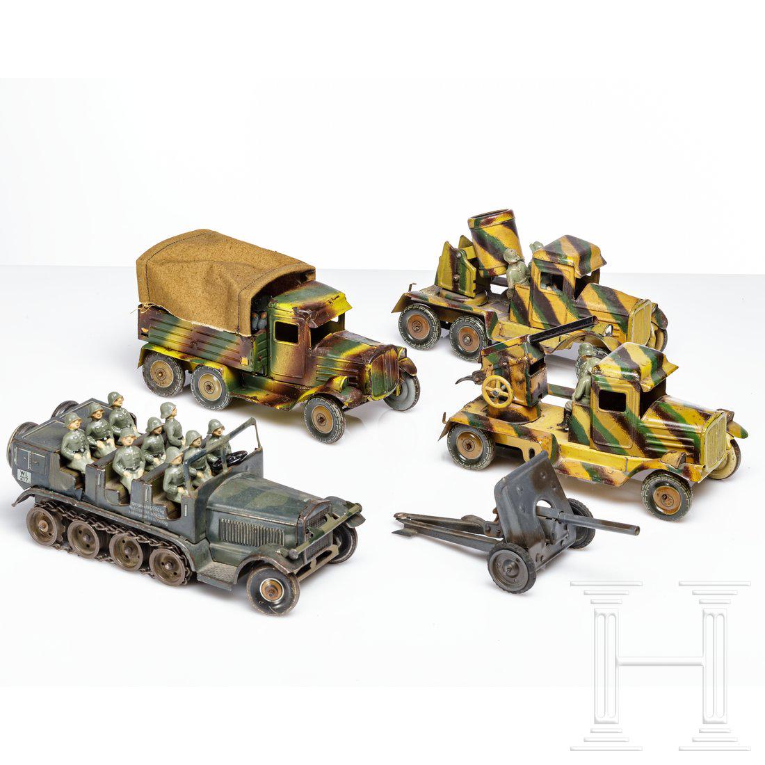 A collection of four GÃ¶so and TippCo tin toys with: Konvolut Blechfahrzeuge 30er Jahre, 6 cm-Serie; dabei eine TippCO-Halbkette in grau, Metallketten, Windschutzscheibe und StoÃŸstange ersetzt, Uhrwerk defekt, neun sitzende Soldaten zur 6 cm-Serie (a