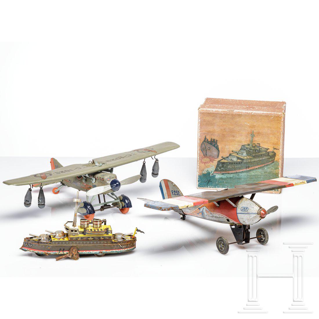 A TippCo single seat bomber TC-1029, a JEP plane F 252: Konvolut Blechspielzeug; dabei ein TIppCo-Bombenflieger TC-1029, neutrale Exportversion, Uhrwerk lÃ¤uft, einsitzend der passende Pilot. Das Flugzeug ist komplett neu bemalt, die Bomben sind ersetzt.