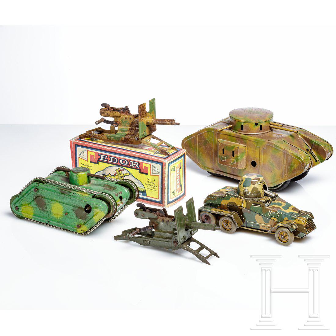 A collection of Kellermann-Edor toys - three tanks and: Konvolut Blechspielzeug 30er Jahre; dabei ein groÃŸer Panzer, ungemarkt, britisches Model 1. Weltkrieg, Uhrwerk lÃ¤uft, mimikry, MaÃŸe 21 x 11 cm; ein kleiner Panzer, Uhrwerk hakt, Laufketten er