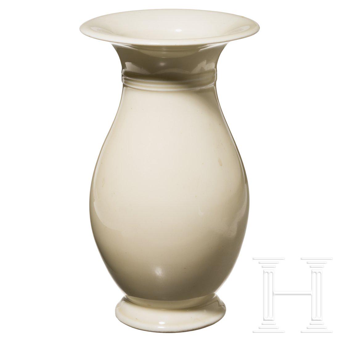 Elfenbein-Porzellanvase, Rosenthal, ab 1945-53: Elfenbeinfarbenes glasiertes Porzellan mit dreifach gerippten Dekorlinien unterhalb des weit ausgestellten Lippenrandes. Im Boden grÃ¼n unterglasierte Manufakturmarke "Rosenthal Kronach-Germany" mit