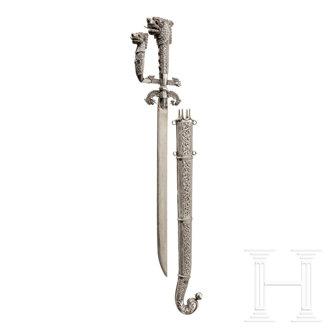 A Ceylonese silver-mounted sabre (castane), 1st half of: A Ceylonese silver-mounted sabre (castane), 1st half of the 20th century Verchromte, am Ansatz vernietete RÃ¼ckenklinge. Griff undSeitenbÃ¼gel aus dunklem Horn, Ã¼berzogen mit floral getriebenem