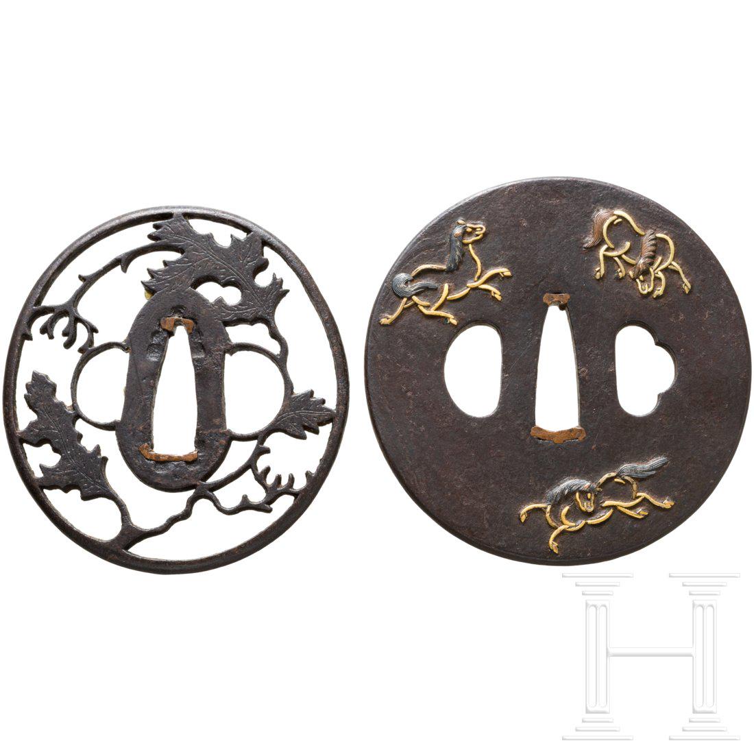 Two Japanese tsuba, Edo/Meiji period: Two Japanese tsuba, Edo/Meiji period Zwei eiserne Tsuben. Eine Marugata-Tsuba mit eingelegten Darstellungen von fÃ¼nf Pferden aus vergoldetem Kupfer und Shakudo auf Mokume-Grund. Kotsuka- und Kogai 