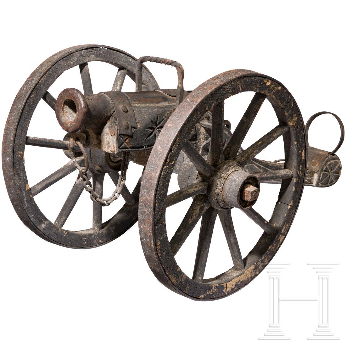 A German firecracker gun, circa 1900: A German firecracker gun, circa 1900 Rundes eisernes Rohr mit verstÃ¤rkter MÃ¼ndung und glatter Seele im Kaliber 45 mm. Auf der Oberseite ScheinzÃ¼ndloch. HÃ¶lzerne Lafette mit eisernen Bandbe
