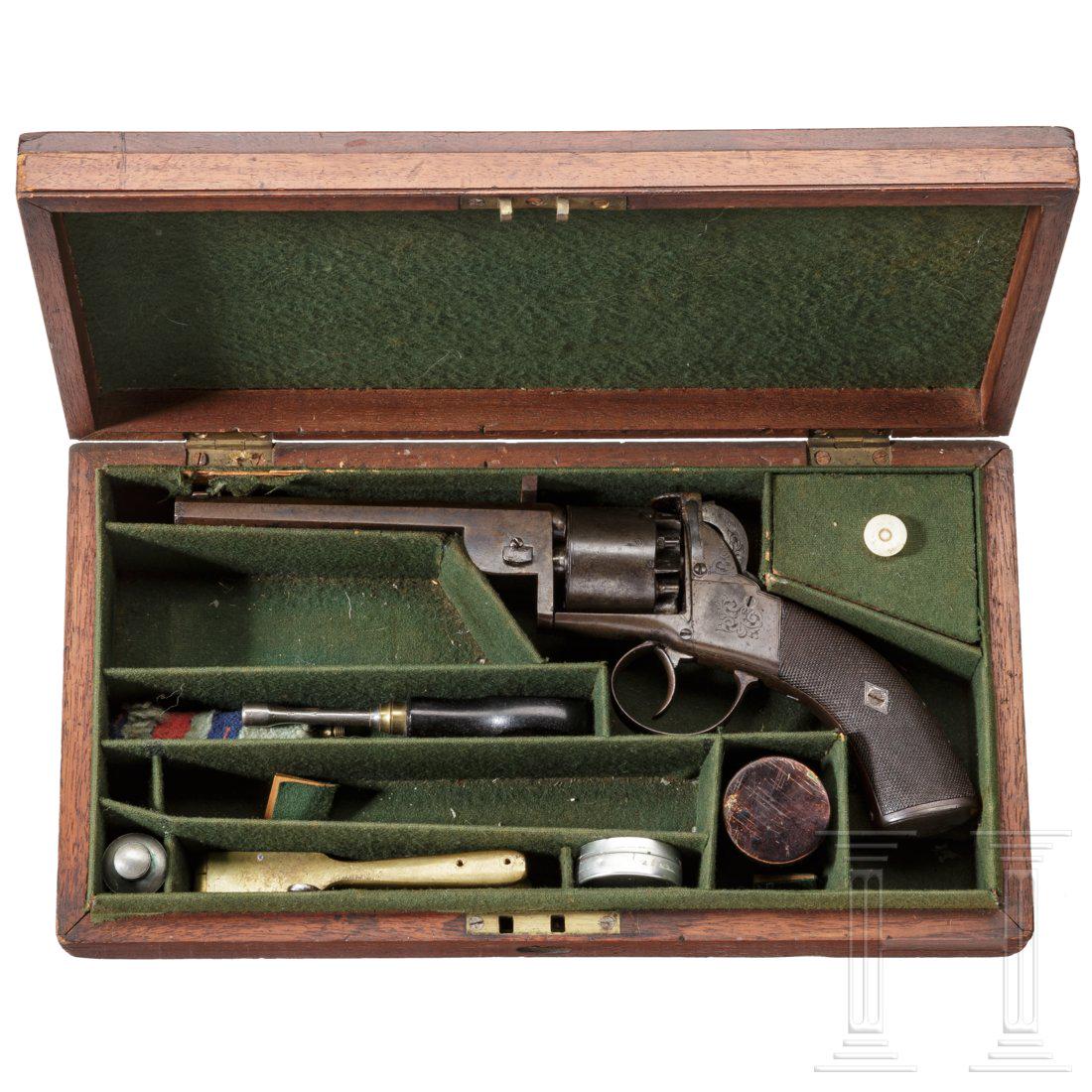 A cased percussion revolver by Tipping & Lawden, London: A cased percussion revolver by Tipping & Lawden, London Cal. .44 BlackPowder, SN. ohne/no SN, DA-only, oktagonaler 150 mm Lauf mit narbiger Seele, stark patiniertes, originales Finish. Beschusszeichen