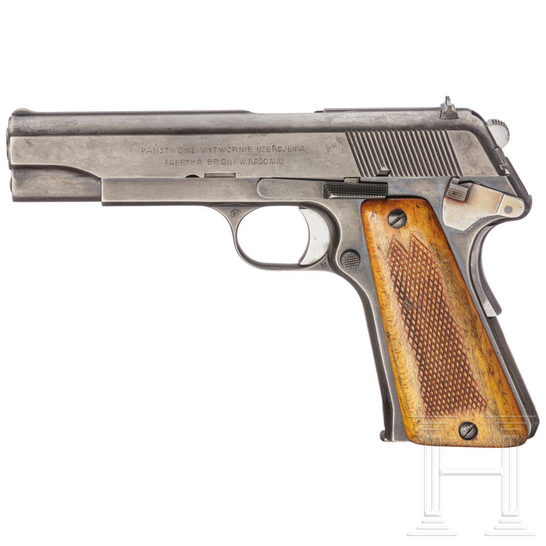 A VIS Model 35, Radom, pilot series: A VIS Model 35, Radom, pilot series Cal. 9 mm Luger, SN. 0012, matching numbers. Barrel length 117 mm, matt bore, marked with Polish eagle. Magazine for eight rounds. No modern proof marks. Early patt