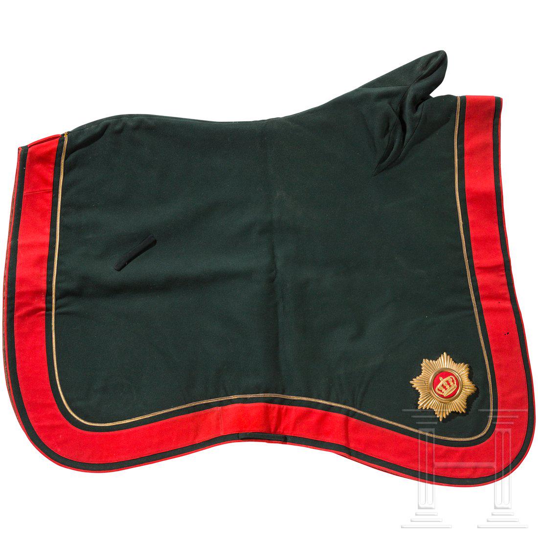 A parade saddle blanket for artillery officers until: A parade saddle blanket for artillery officers until 1914 Feiner, dunkelgrÃ¼ner Wollfilz mit rotem Besatzstreifen, rotem VorstoÃŸ, umlaufendem, goldenem Schnurbesatz und zwei goldenen Sternen (Dur