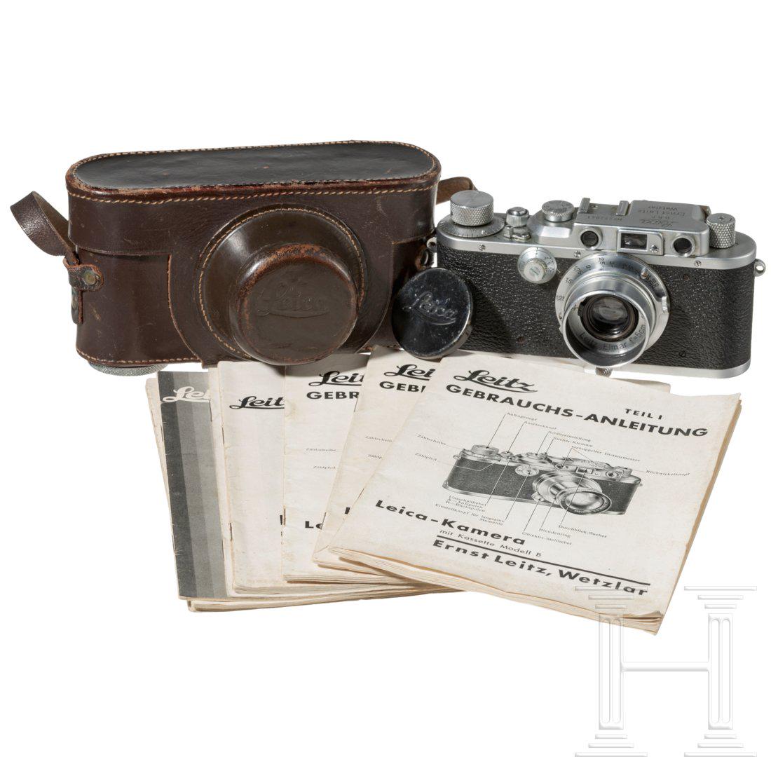 A Leica camera type IIIb with leathercase and manual: Matt vernickeltes GehÃ¤use mit schwarzer Kunstbelederung, oberseitige Gravur "Leica - D.R.P. Ernst Leitz Wetzlar - No 27204", Wechselobjektiv "Elmar f=5cm 1:3,5" mit Blende und Kappe, komplett mit b