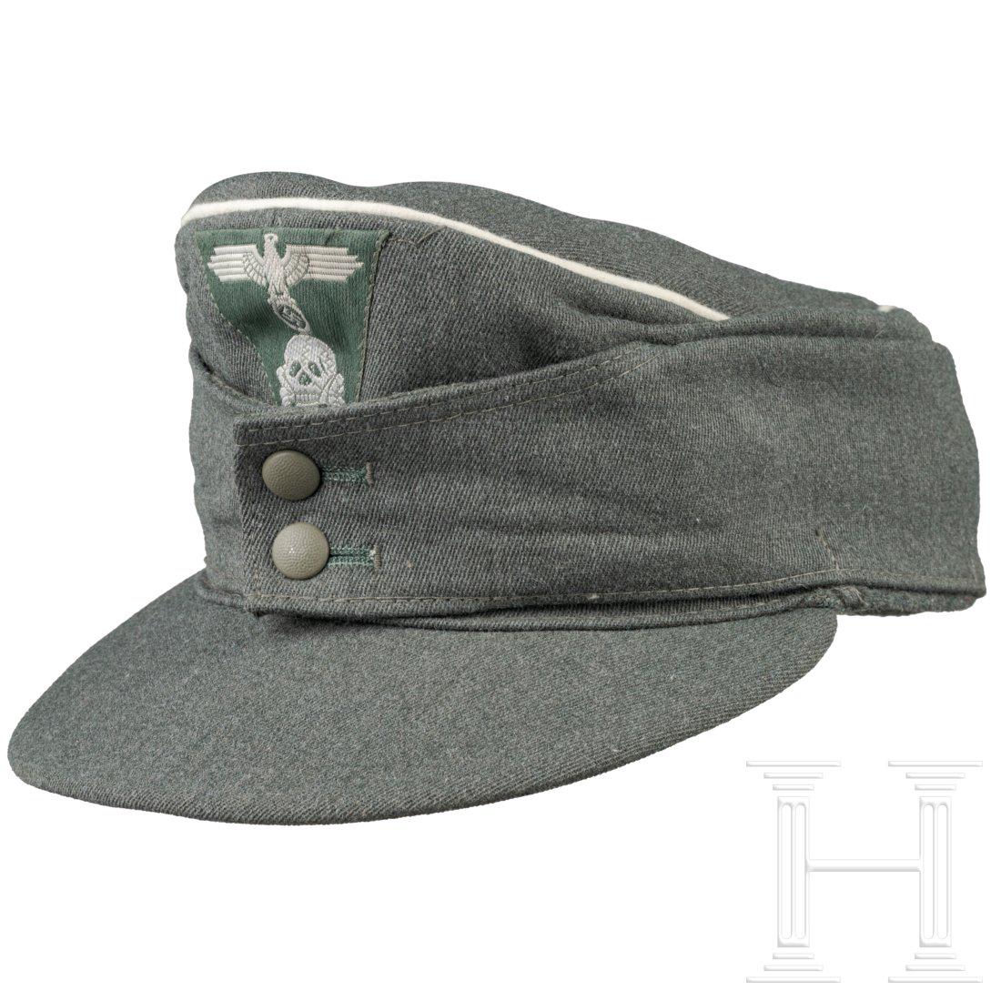 A field cap M 43 for SS officers: Feldgrauer italienischer Gabardine mit weiÃŸem DeckelvorstoÃŸ und grauem FischgrÃ¤tenfutter mit GrÃ¶ÃŸenstempelung "56". MaschinenvernÃ¤htes, mattweiÃŸ gewebtes Trapez-Abzeichen auf feld