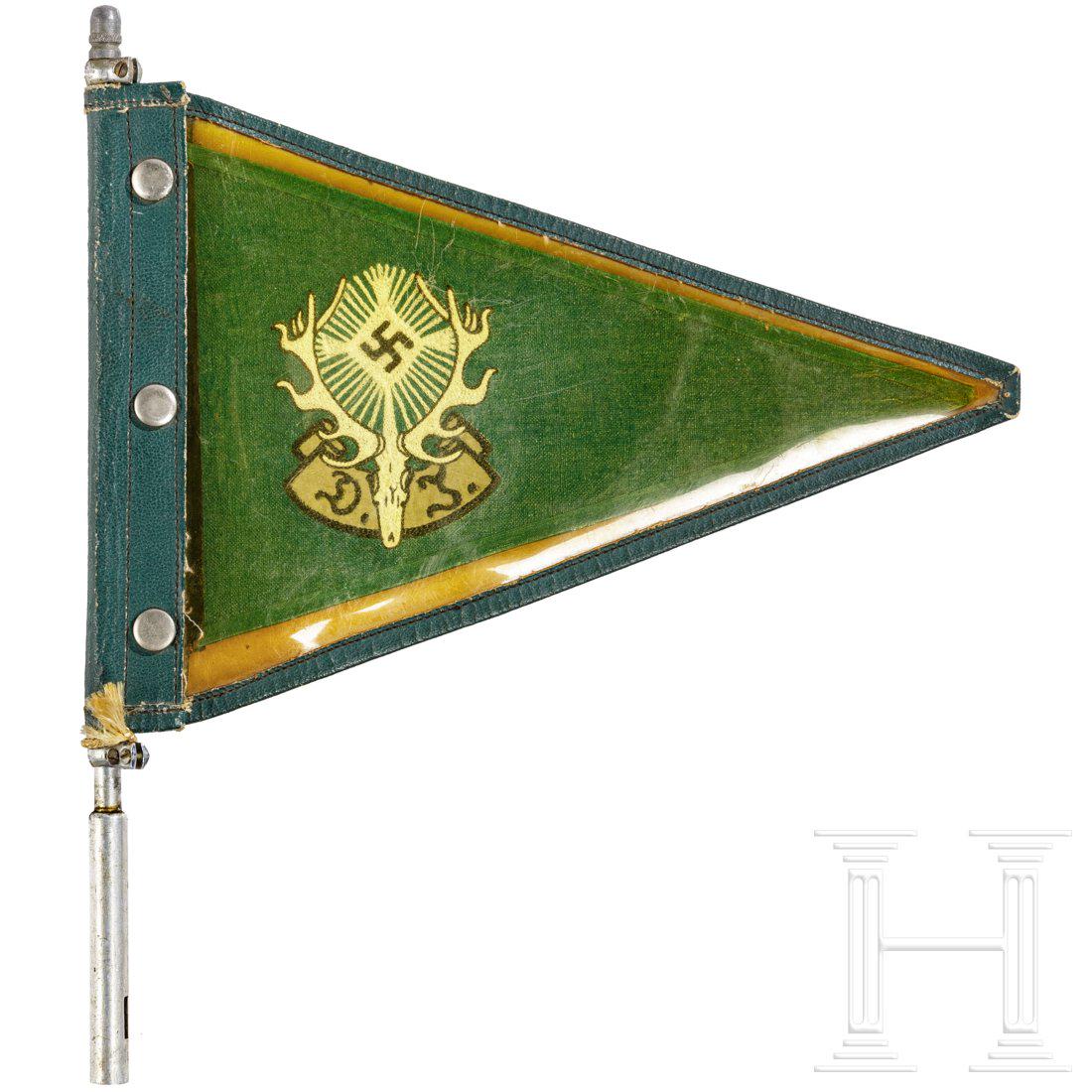 A vehicle pennant for officials of the German Hunters': Dreieckswimpel aus grÃ¼n lackiertem Leinen mit beidseitig farbig gesticktem DJ-Emblem. Komplett mit der seltenen SchutzhÃ¼lle, dazu eine Befestigungsstange mit Schraubspitze, BefestigungsbÃ¼geln