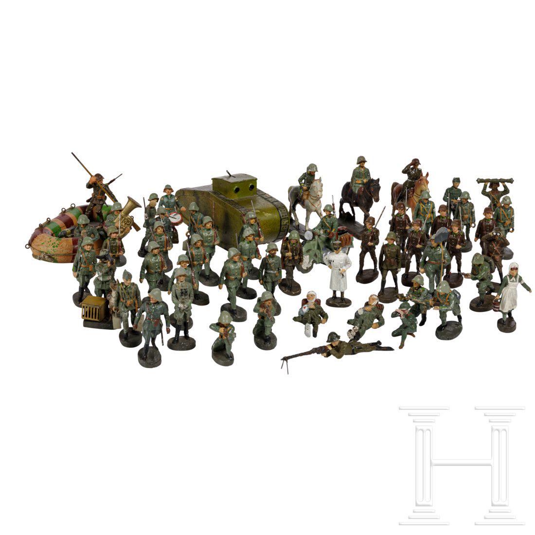 A group of circa 55 Elastolin Swiss soldiers, a dinghy: Konvolut mit 55 Schweizer Soldaten, Masse-Holz und BlechausfÃ¼hrung, Elastolin, 30er Jahre, 7 cm-Serie; dabei ein Motorradfahrer Sch 591, mit MasserÃ¤dern; drei Reiter; kÃ¤mpfende und marschiere