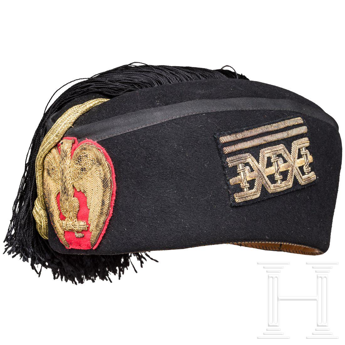 A fez for a general â€“ Fez Luogotenente Generale MVSN: Schwarzer Wollstoff und Seidenripsband, in Gold gesticktes Emblem (leicht verschmutzt) auf rotem Tuch. Linksseitig applizierte Rangdistinktion in Form der Generalsstickerei der MVSN mit zwei darÃ¼be
