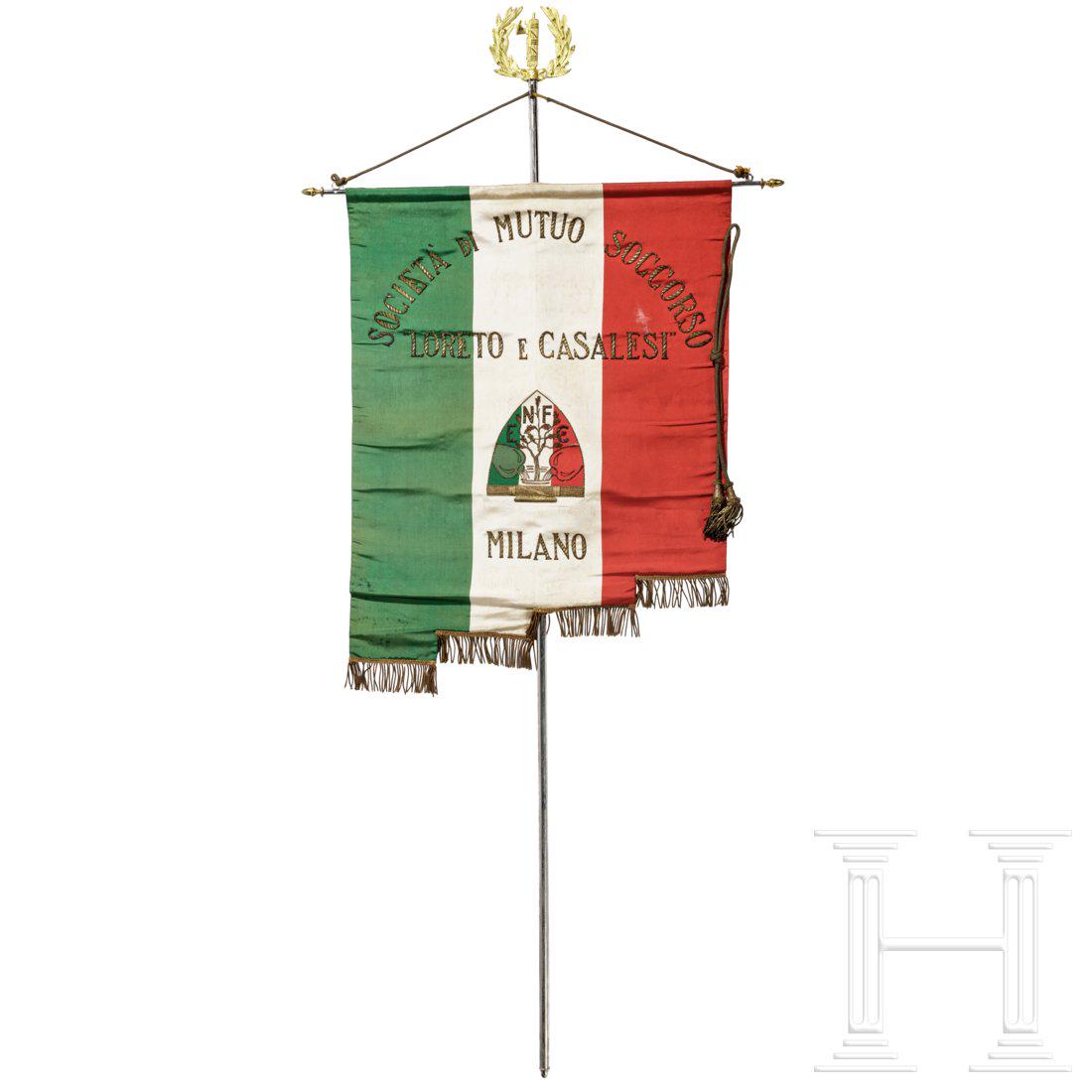 A fascist flag of the "Societa di mutuo soccorso Loreto: Doppellagiges farbiges Seidentuch, goldener Fransenbehang. Die Vorderseite in den Landesfarben gestaltet mit golden gestickten SchriftzÃ¼gen und LiktorenbÃ¼ndel. Partiell leicht beschÃ¤digt, Alt