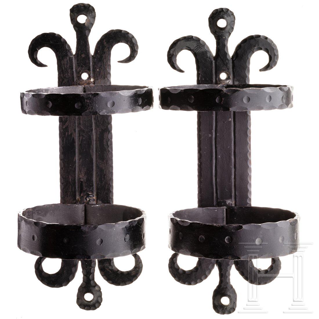Two German wall mounts for elephant's tusks, 20th: Two German wall mounts for elephant's tusks, 20th centuryZwei schmiedeeiserne Halterungen fÃ¼r ein Paar StoÃŸzÃ¤hne, lilienfÃ¶rmige Halterungen mit je vier BefestigungslÃ¶chern, daran je zwe