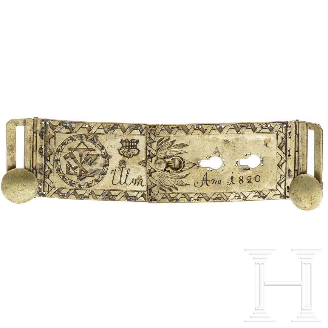 A carpenter's belt buckle, Ulm, dated 1820: A carpenter's belt buckle, Ulm, dated 1820Zweiteilige SchlieÃŸe aus graviertem Messing, schauseitig tief gestochenes Handwerkszeichen, daneben Stadtwappen von Ulm und Datierung "Ulm Ano 1820". Am Ra
