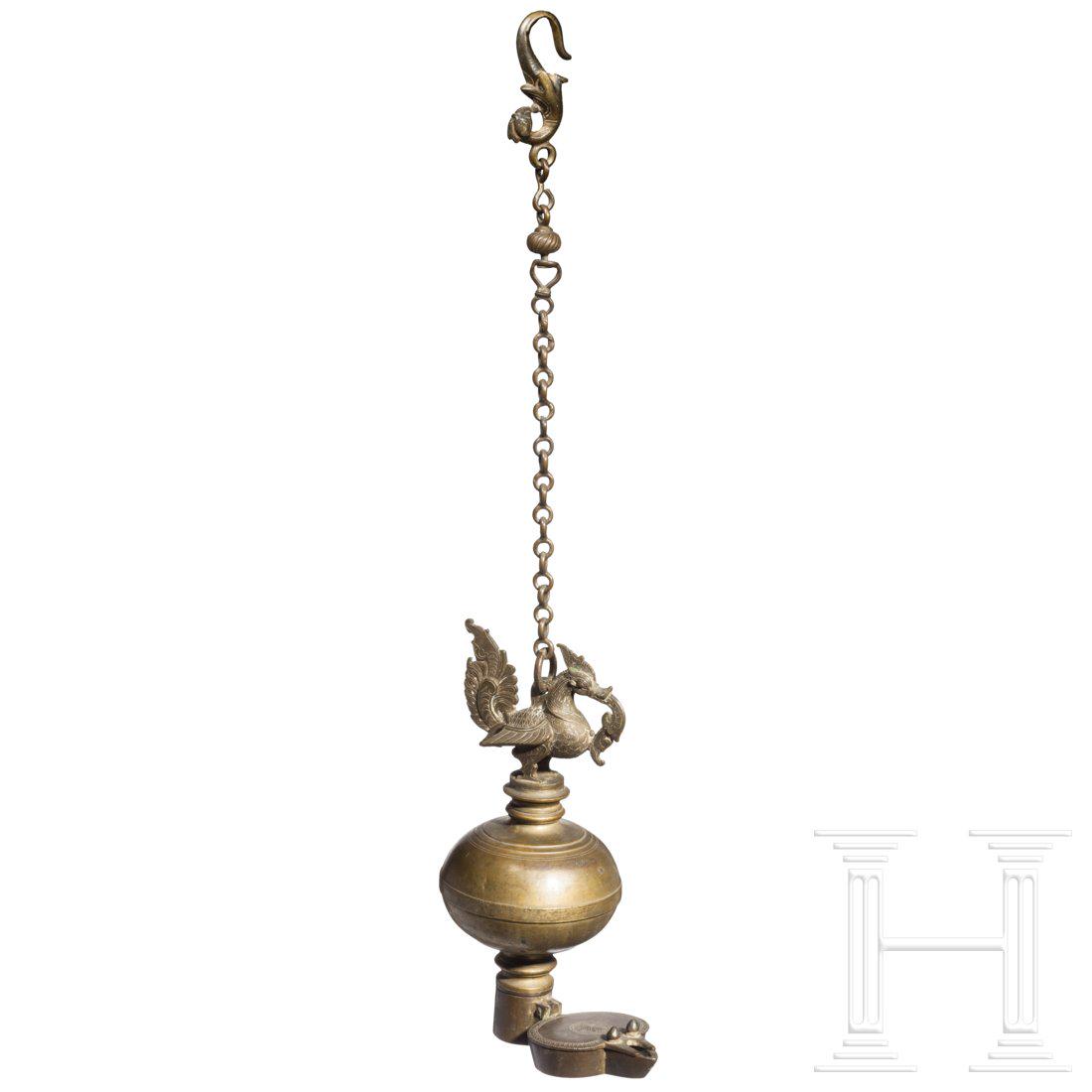 Bronze-Ã–llampe, SÃ¼dindien, 18./19. Jhdt.: Bronze-Ã–llampe, SÃ¼dindien, 18./19. Jhdt.Bauchiges, balusterabgesetztes und oberseitig gelochtes Ã–l-Reservoir. Auf der Oberseite plastisch gegossener und gravierter Vogel mit anhÃ¤ngender 