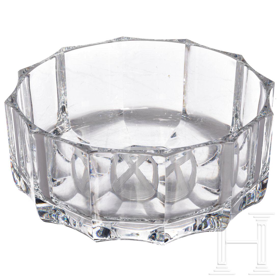 A round crystal glass bowl with sun wheel decor: A round crystal glass bowl with sun wheel decorSchwere Kristallglasschale mit zwÃ¶lffach facettierter Wandung und Boden. Im Zentrum unterseitig matt geschliffenes Sonnenrad. Durchmesser 18 cm. Condi