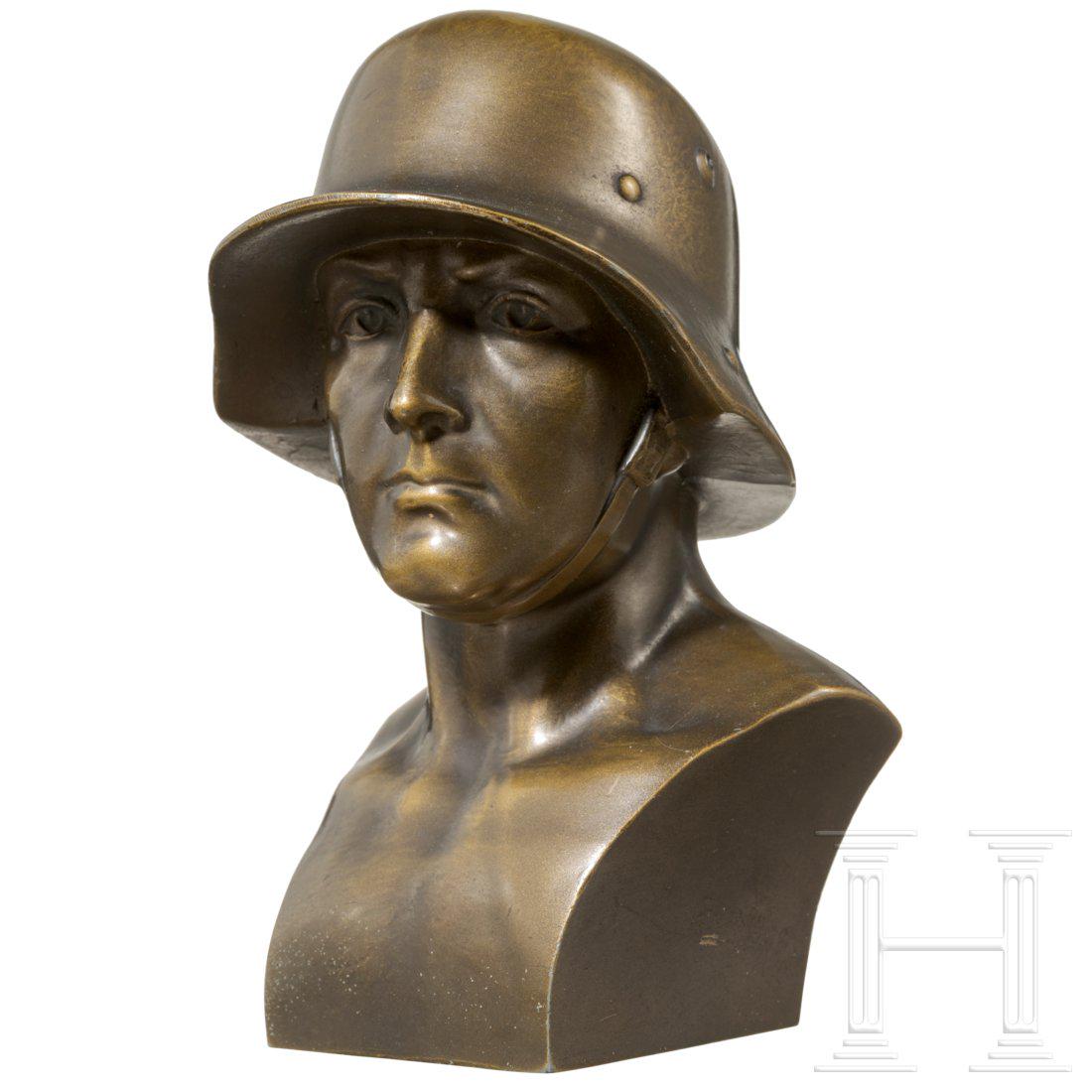 A portrait bust of a soldier: A portrait bust of a soldierSpritzguss bronziert, mit antikisierender Darstellung eines nackten Kriegers mit Weltkriegsstahlhelm. HÃ¶he ca. 16,5 cm. Condition: I - II