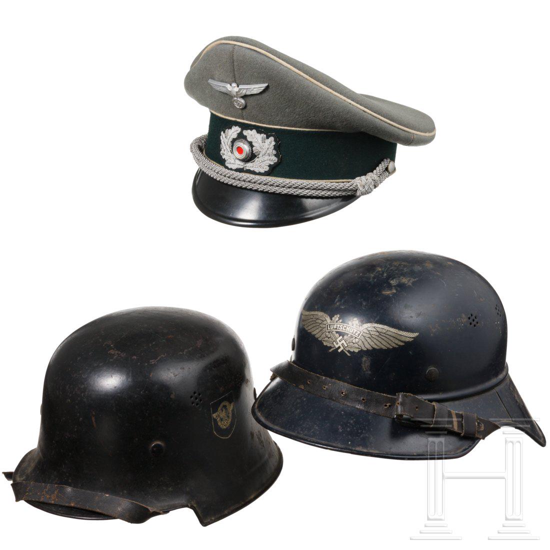 A visor cap for officers of the infantry and two steel: A visor cap for officers of the infantry and two steel helmetsFeines feldgraues Wolltuch mit dunkelgrÃ¼nem Besatzstreifen und weiÃŸen VorstÃ¶ÃŸen, komplett mit allen Effekten. Schirm lose, Sch