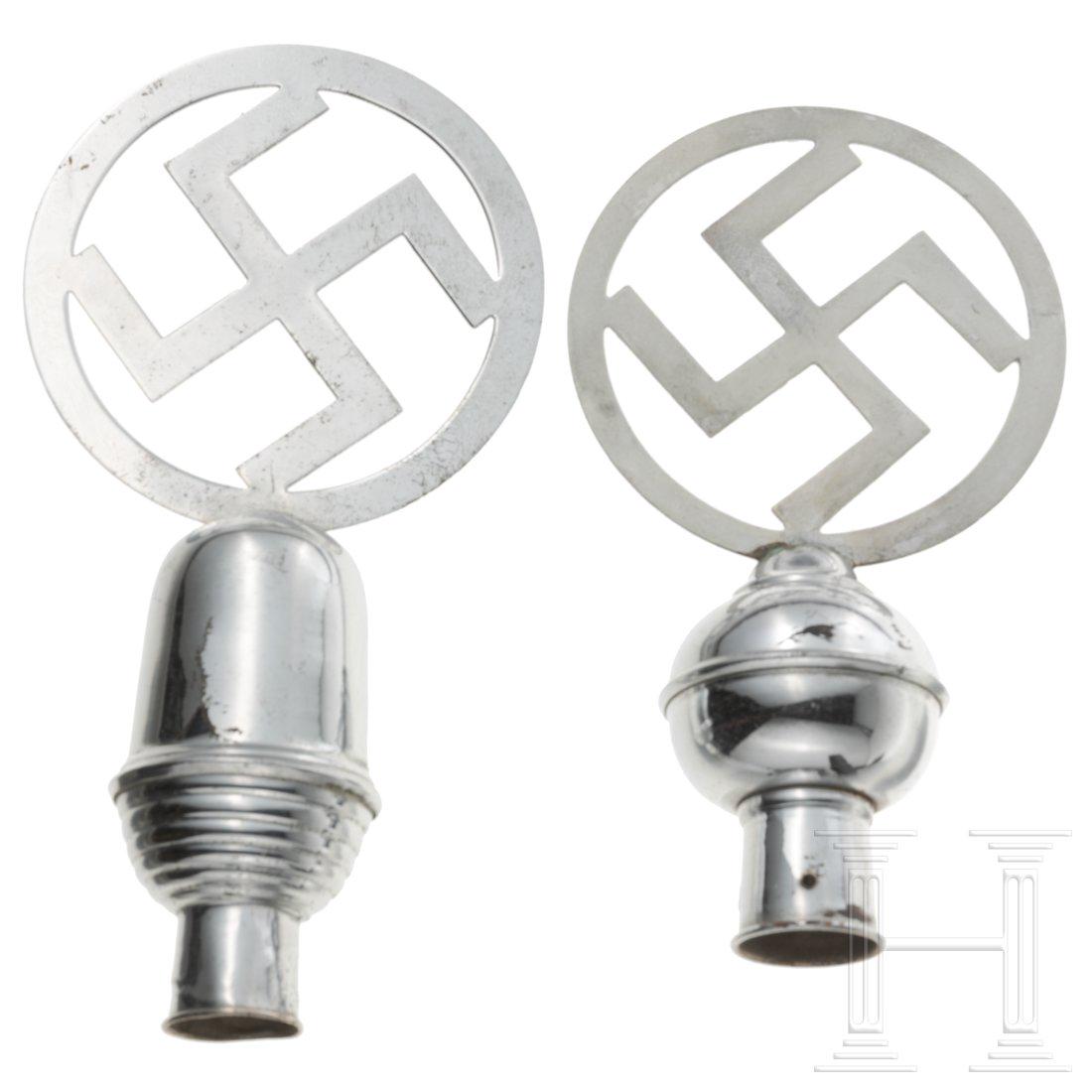 Two early pole tops for house flags: Two early pole tops for house flagsJeweils hohle, vernickelte Spitzen, rund bzw. eichelfÃ¶rmig mit dem nach 1933 aufgesetzten Hakenkreuz. HÃ¶hen ca. 21 bis 24 cm. Condition: II -