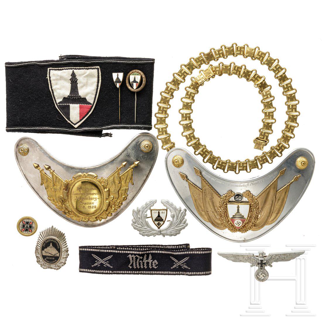 Veteran's Club Magdeburg-Cracau - two gorgets, an: Veteran's Club Magdeburg-Cracau - two gorgets, an armband, badgesRingkragen (mit Kette), verschraubtes, vergoldetes Emblem mit emailliertem KyffhÃ¤user-Wappen und Zahl "50", Schild graviert "Krieger
