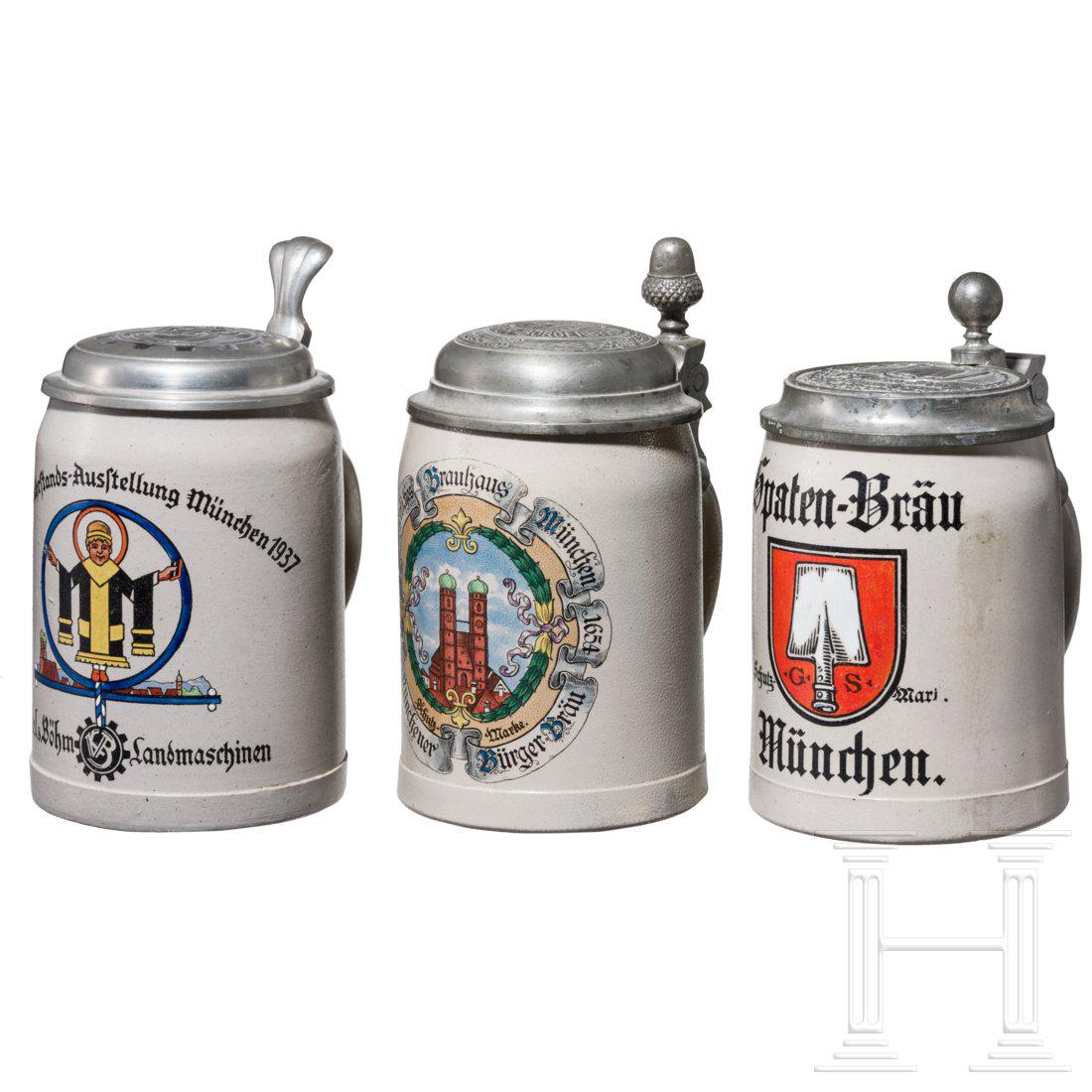 Three Munich mugs: Three Munich mugsGraues, lasiertes Steinzeug, schauseitig gedruckte Farbdarstellungen, reliefierte Zinnmontierungen. 05 l-Krug "IV. ReichsnÃ¤hrstands-Ausstellung MÃ¼nchen 1937 / KÃ¶del & BÃ¶hm
