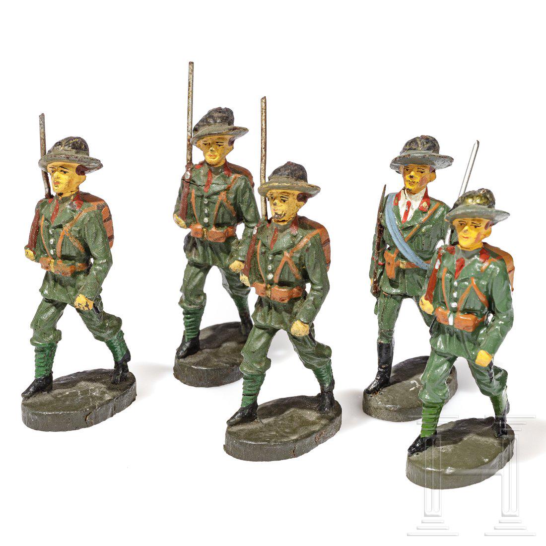 Five Elastolin Italian Bersaglieri marching and a flag: Five Elastolin Italian Bersaglieri marching and a flagElastolin, 30er Jahre, 7 cm-Serie, MasseausfÃ¼hrung: FÃ¼nf italienische Bersaglieri Soldaten; ein Offizier, Degen gezogen und vier Marschierer