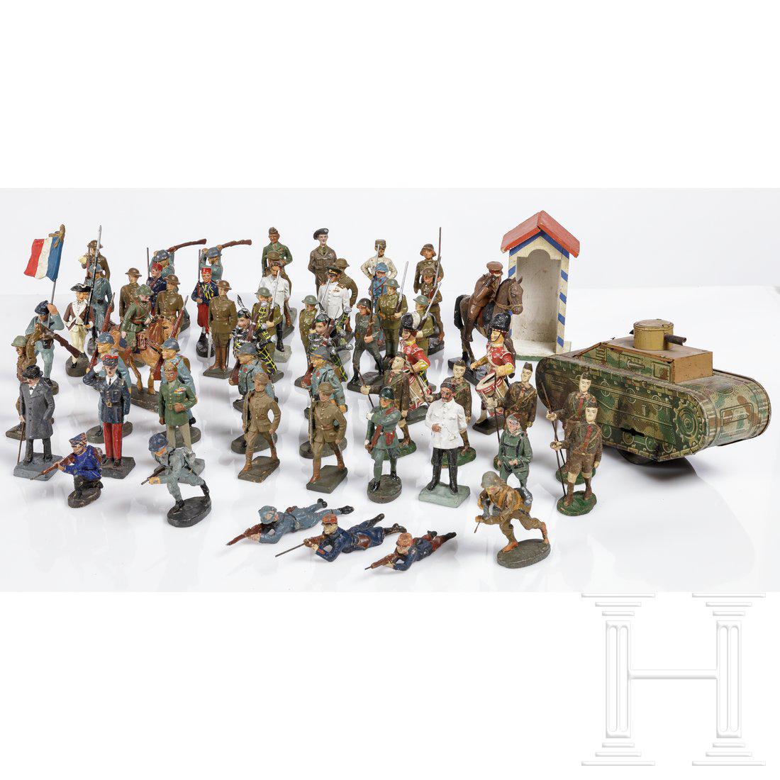 55 Elastolin, Lineol and Durso soldiers of different: 55 Elastolin, Lineol and Durso soldiers of different nations, marching and fightingKonvolut mit 55 Massefiguren, Elastolin/Lineol/Durso, 30er/50er Jahre, 6/7 cm-Serie, Masse-BlechausfÃ¼hrung; dabei