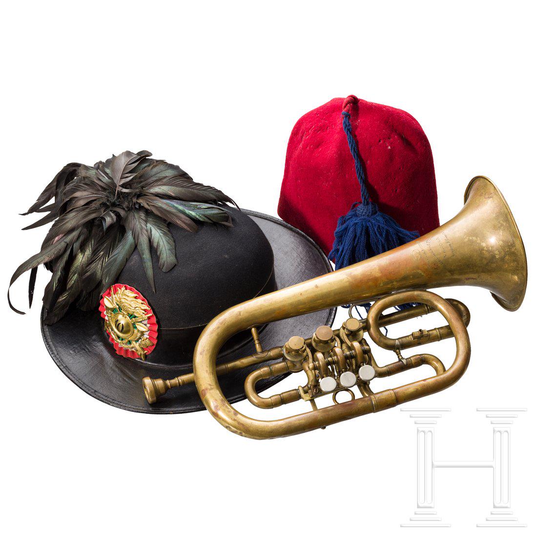 A hat for Bersaglieri, a trumpet, a fez, 1st half of: A hat for Bersaglieri, a trumpet, a fez, 1st half of the 20th centurySchwarzer Filzkorpus, umlaufende Krempe und Besatzstreifen mit schwarzem Wachstuch bespannt, gefÃ¤ltelte Stoffkokarde in den Nati