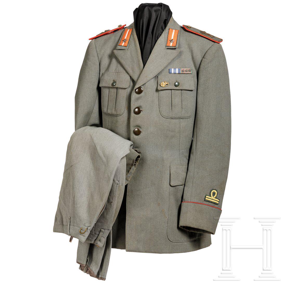 A uniform M 40 for a lieutenant of the infantry: A uniform M 40 for a lieutenant of the infantry regiment "Lupi di Toscana"Feldgrauer Viertaschenrock aus feiner Gabardine, glatte KunststoffknÃ¶pfe, rot unterfÃ¼tterte SchulterstÃ¼cke aus feldgr